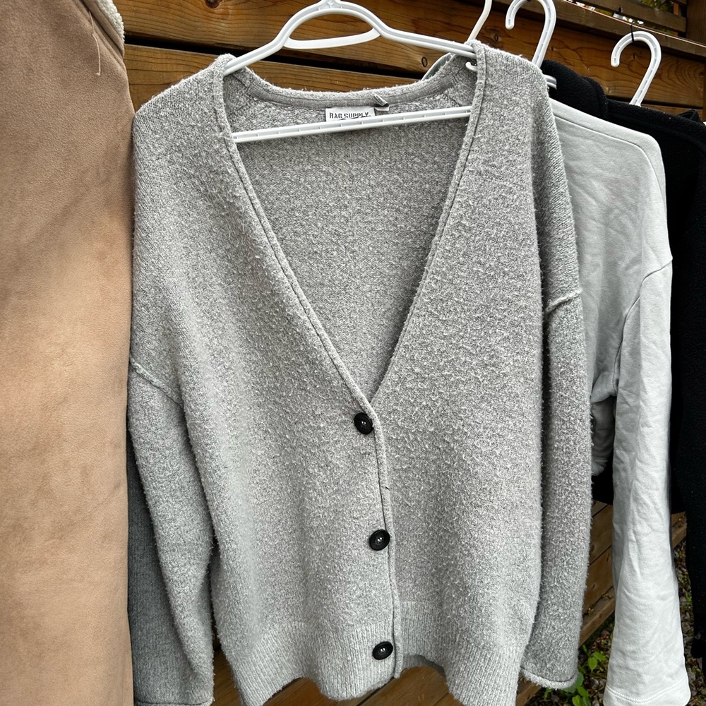 Versatile Gray Simons Cardigan Sweater with V-Neck